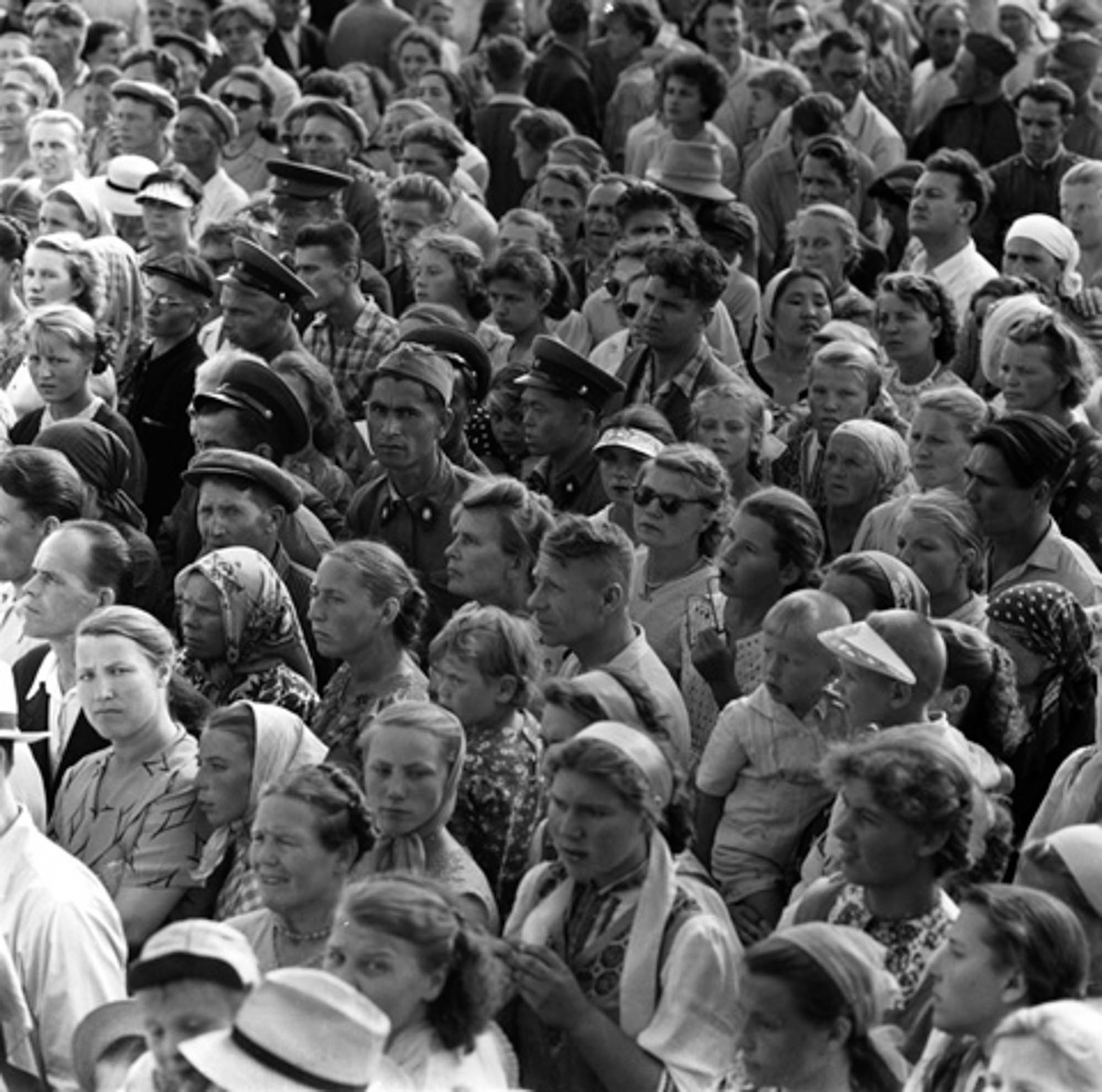 Чем советские люди отличались. Толпа СССР. Советские люди. Толпа советских людей. Толпа рабочих.